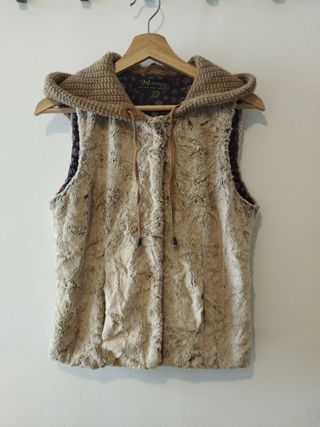 Chaleco Zara beige con capucha
