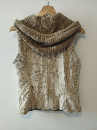 Chaleco Zara beige con capucha