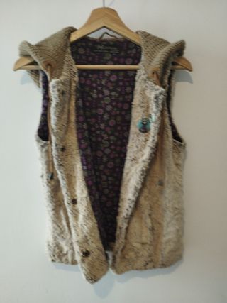 Chaleco Zara beige con capucha