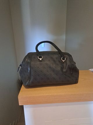 Borsa Guess nera e bianca