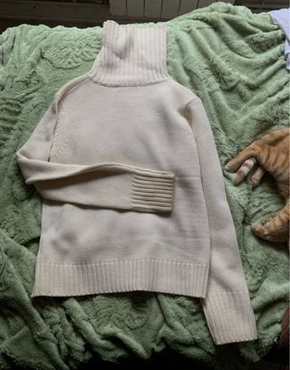 Suéter cuello alto beige