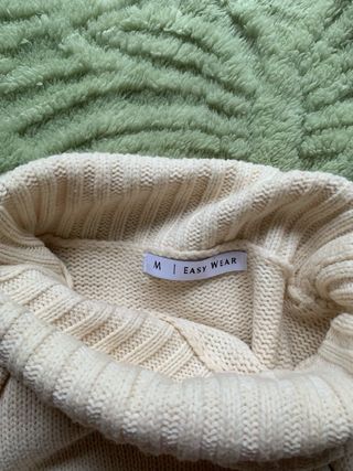 Suéter cuello alto beige
