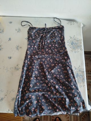 Vestido floral gris y rosa de Bershka 