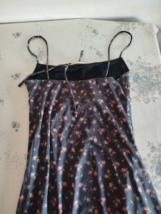 Vestido floral gris y rosa de Bershka 