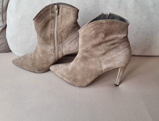 Botines ante beige tacón alto