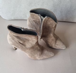 Botines ante beige tacón alto