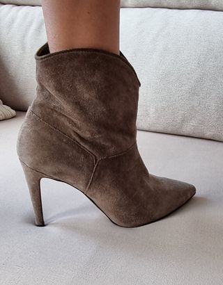 Botines ante beige tacón alto