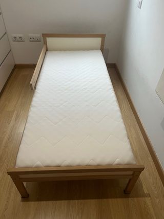 Cama infantil IKEA con barandilla mas colchon. 