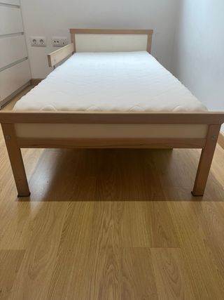 Cama infantil IKEA con barandilla mas colchon. 