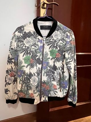 Bomber Zara flores, talla M