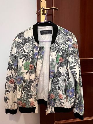 Bomber Zara flores, talla M