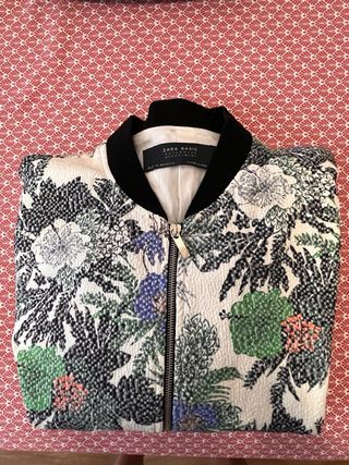 Bomber Zara flores, talla M