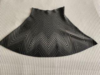 Falda gris y negra acampanada