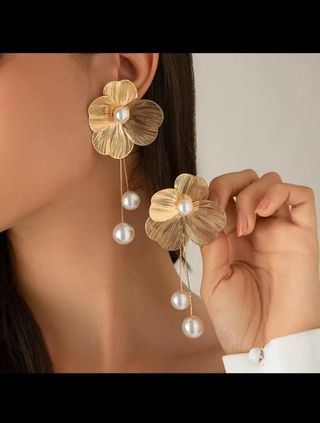 Pendientes dorados con perlas