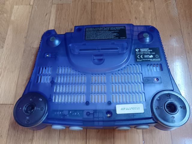 Nintendo 64 transparente morada