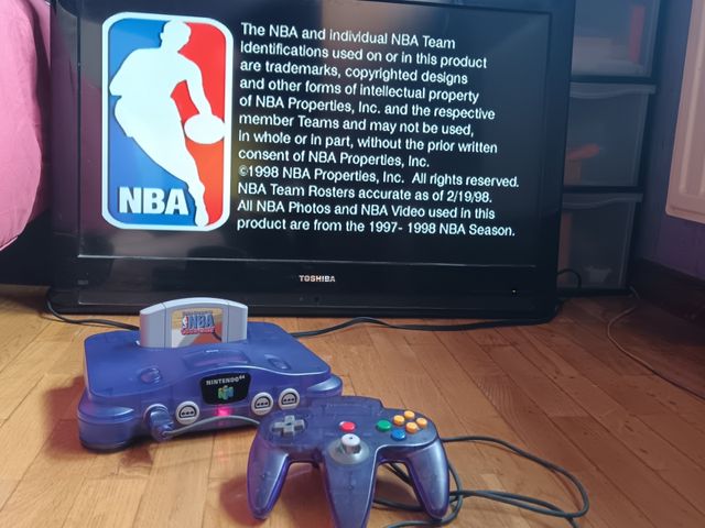 Nintendo 64 transparente morada