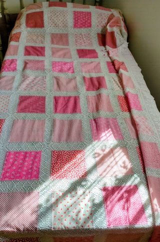 Colcha patchwork rosa y blanca