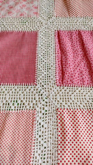 Colcha patchwork rosa y blanca