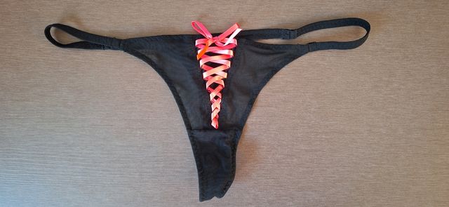 Tanga negra con lazos rosa