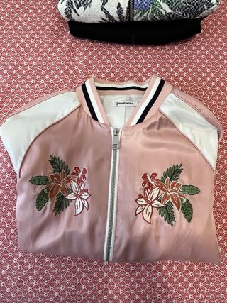 Bomber Stradivarius rosa talla S