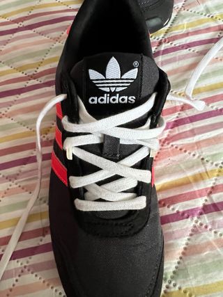 Zapatillas Adidas - Negras y Rojas