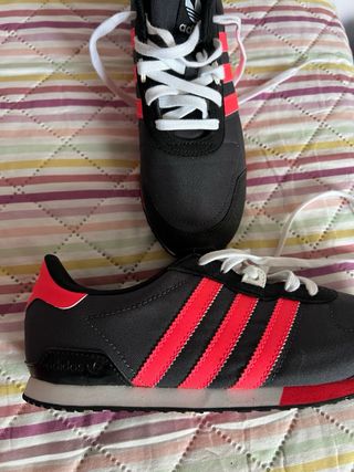 Zapatillas Adidas - Negras y Rojas