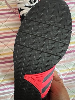 Zapatillas Adidas - Negras y Rojas