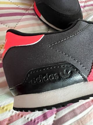 Zapatillas Adidas - Negras y Rojas