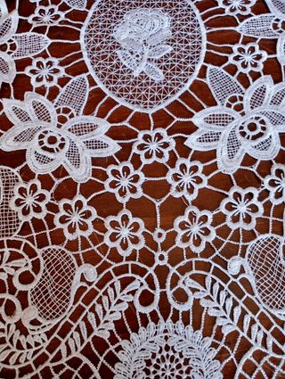 Centrotavola pizzo bianco floreale 74x40