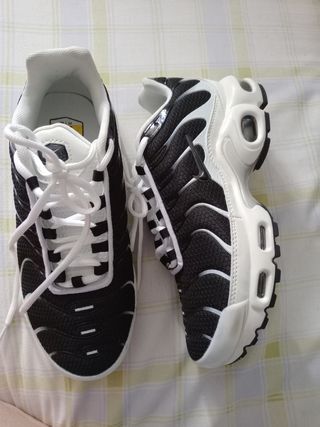 Zapatillas Nike Air Max Plus TN - Blanco y Negro