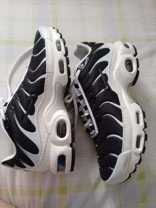 Zapatillas Nike Air Max Plus TN - Blanco y Negro