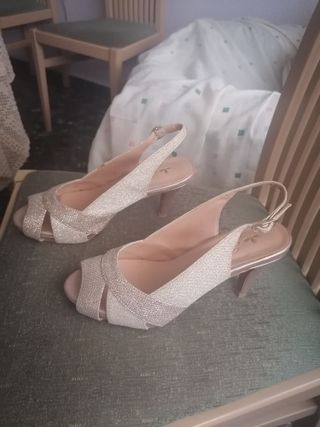 Zapatos dorados de tacón