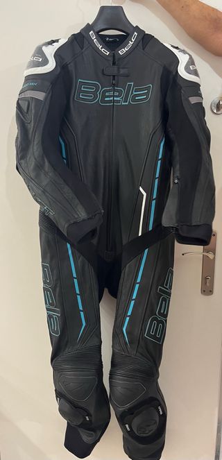 Mono piel Bela mujer moto