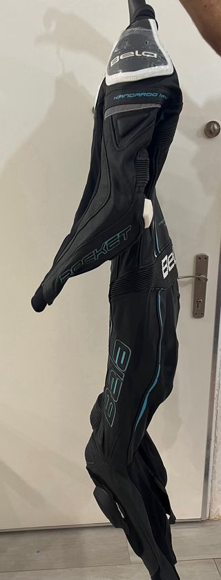 Mono piel Bela mujer moto