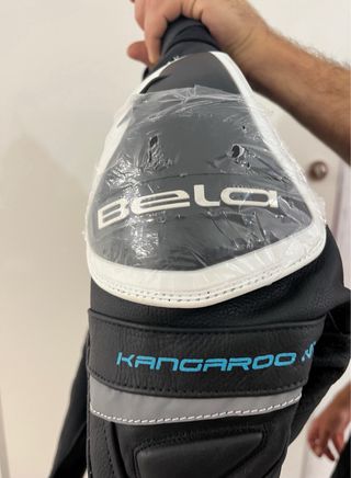 Mono piel Bela mujer moto
