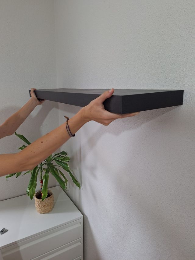 Estante negro de pared