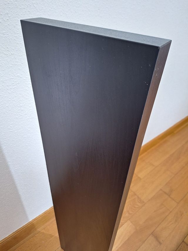 Estante negro de pared