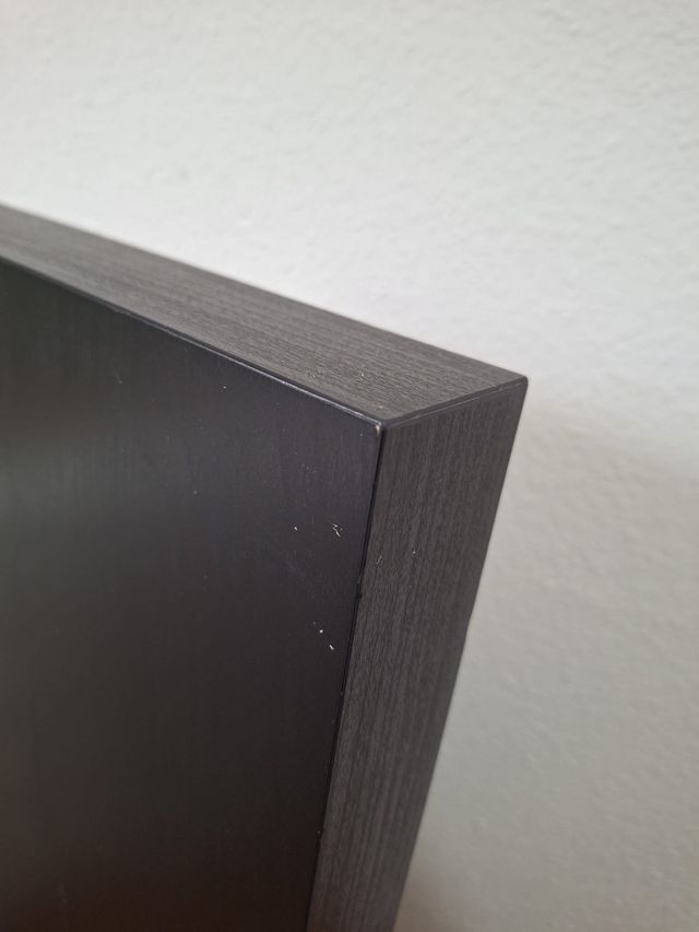 Estante negro de pared