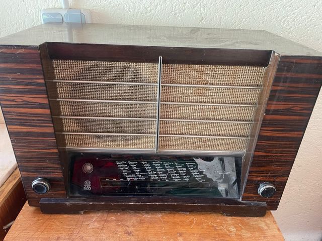 Radio antigua SABA negra y marrón