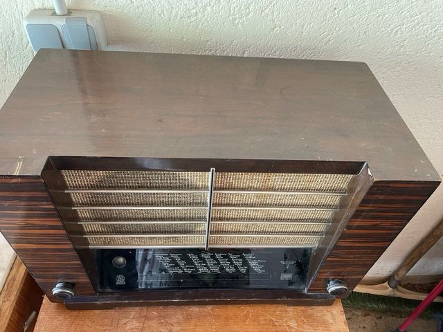 Radio antigua SABA negra y marrón