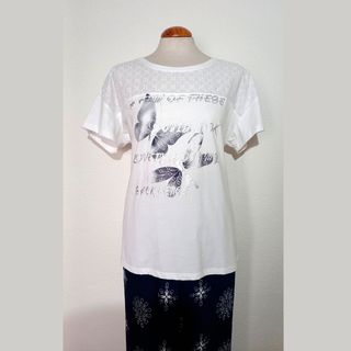 Camiseta blanca de algodón con dibujos en azules