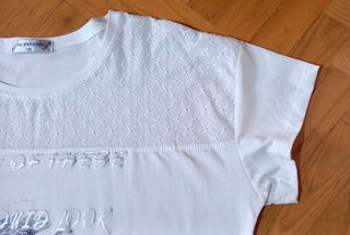 Camiseta blanca de algodón con dibujos en azules