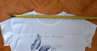 Camiseta blanca de algodón con dibujos en azules