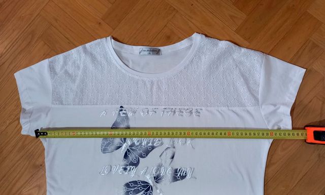 Camiseta blanca de algodón con dibujos en azules
