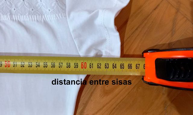 Camiseta blanca de algodón con dibujos en azules