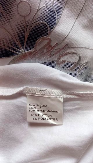 Camiseta blanca de algodón con dibujos en azules