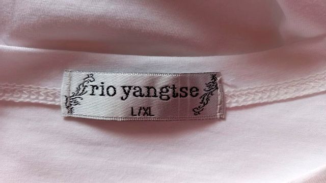 Camiseta blanca de algodón con dibujos en azules