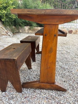 Pupitre escolar antiguo con dos asientos.