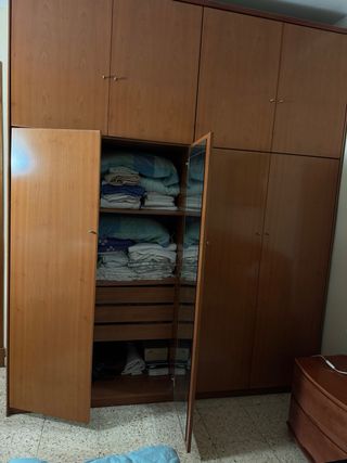 Dormitorio madera: Cabecero + mesita +armario 