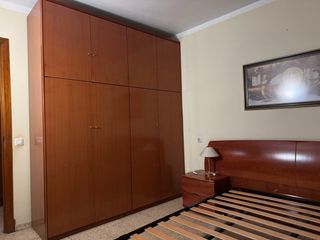 Dormitorio madera: Cabecero + mesita +armario 